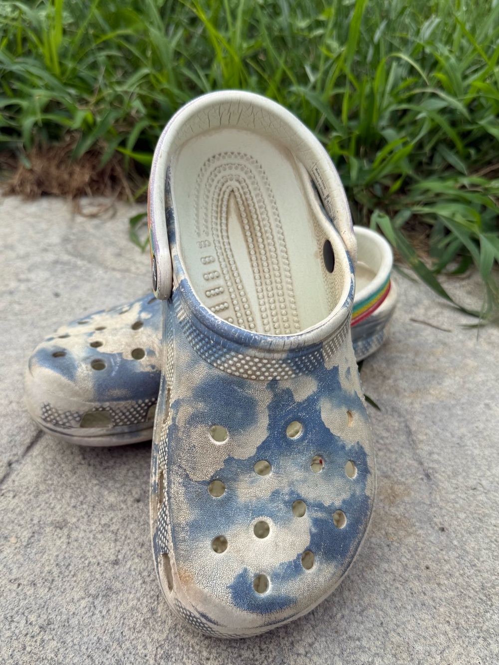 CROCS Kids GRAPHIC CLOG Classic CLOUDS RAINBOW SHOES Sz: 4 CLOG SHOES